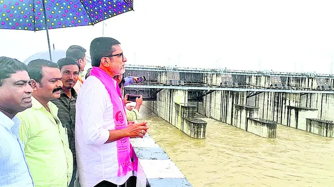 ఆనకట్ట కట్టలేదు..   నీళ్లు ఆపుతలేరు 