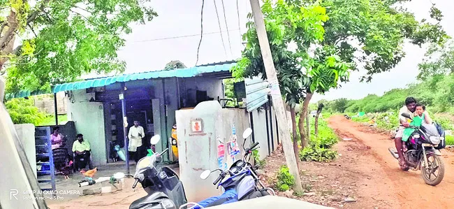 అధికారులూ.. ఈ ఆక్రమణ కనిపించలేదా! 