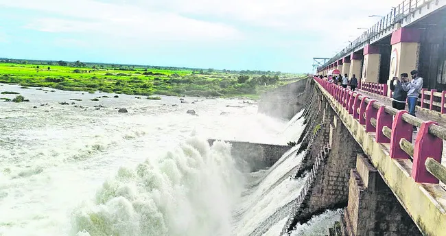 మూసీకి కొనసాగుతున్న వరద