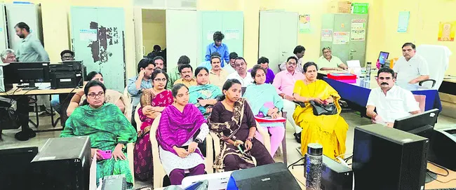 ప్రభుత్వ ఉద్యోగులకు పీఆర్సీ వెంటనే ప్రకటించాలి