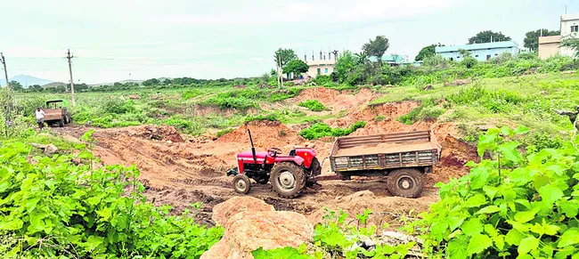 పెద్ద చెరువును చెరబట్టారు