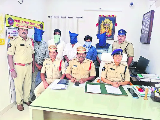 నకిలీ దస్తావేజులతో స్థలాల రిజిస్ట్రేషన్‌