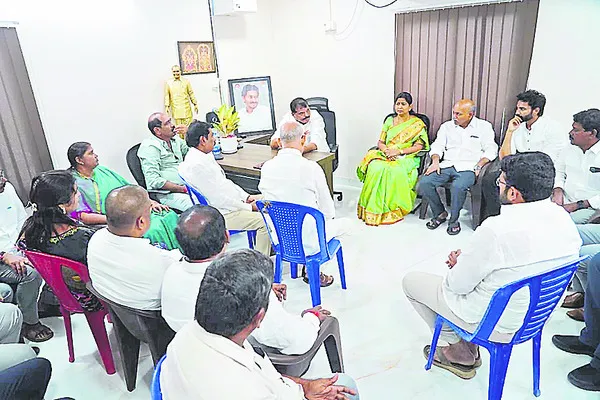 రాష్ట్రంలో స్తంభించిన పరిపాలన