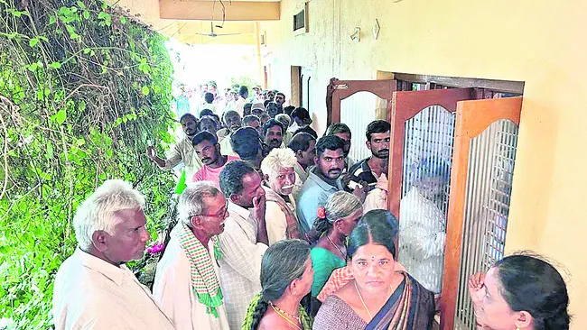 రెండోరోజూ అవే బారులు