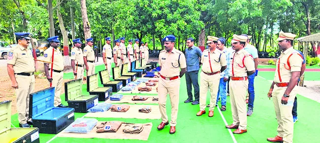 బాధితులతో స్నేహపూర్వకంగా మెలగండి