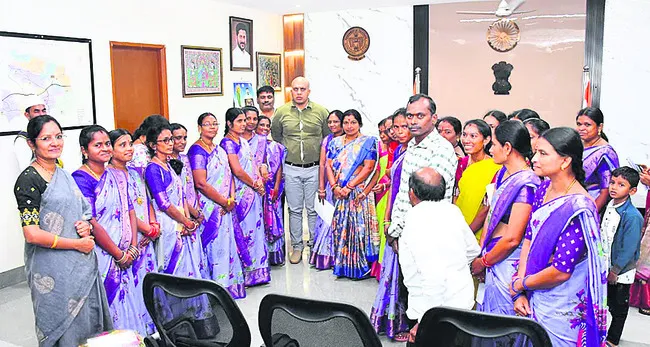 మహిళా సమాఖ్య సేవలు ఆదర్శం