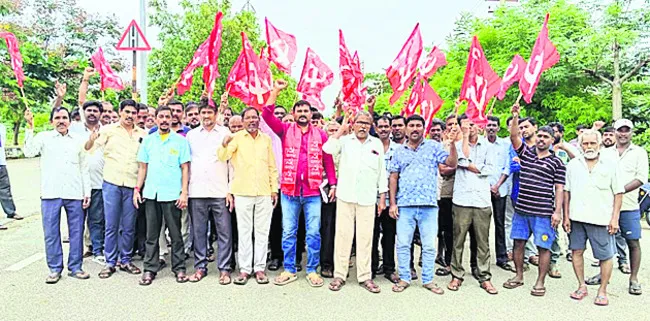టెక్స్టైల్ పార్కు కార్మికుల మెరుపు సమ్మె