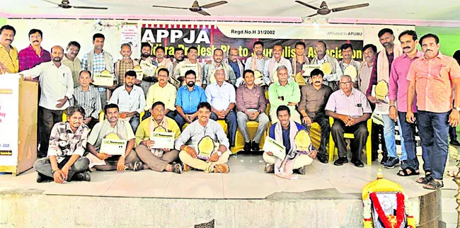 ప్రభుత్వం, ప్రజల మధ్య వారధి ఫొటో జర్నలిస్టులు 