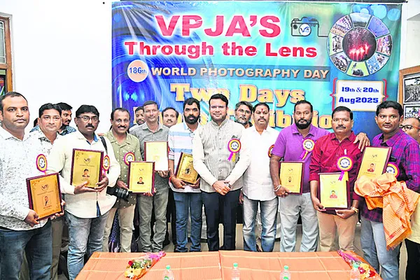 చెదిరిపోని స్మృతుల ప్రతిబింబాలే ఫొటోలు
