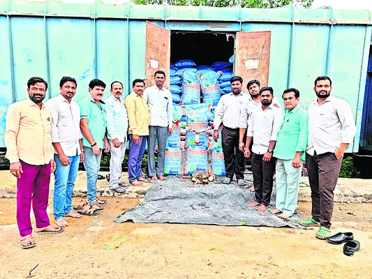 గూడ్స్‌ షెడ్‌కు చేరిన స్పిక్‌ యూరియా