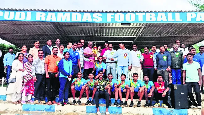 వాలీబాల్ టోర్నీలో విజేతగా జిల్లా జట్టు