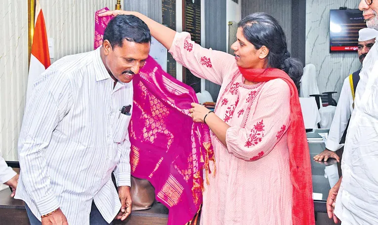 సాక్షి ఫొటోగ్రాఫర్‌ భజరంగ్‌ ప్రసాద్‌కు కలెక్టర్‌ సన్మానం