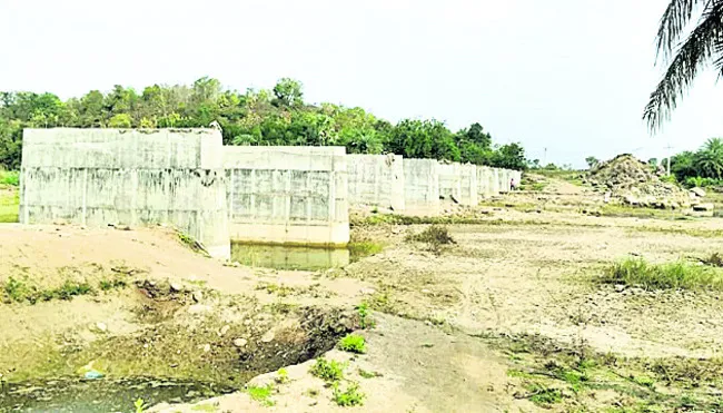 నిలిచిన వంతెనలు.. జనం తిప్పలు