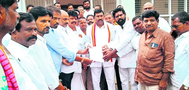 దివ్యాంగుల పింఛన్ల తొలగింపు దారుణం 