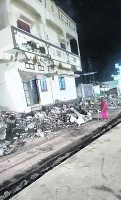 ఇళ్లు కూల్చిన వారిపై చర్యలు తీసుకోవాలి