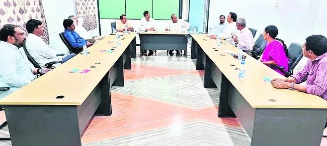 ఫీజు రీయింబర్స్మెంట్ బకాయిలు చెల్లించాలి