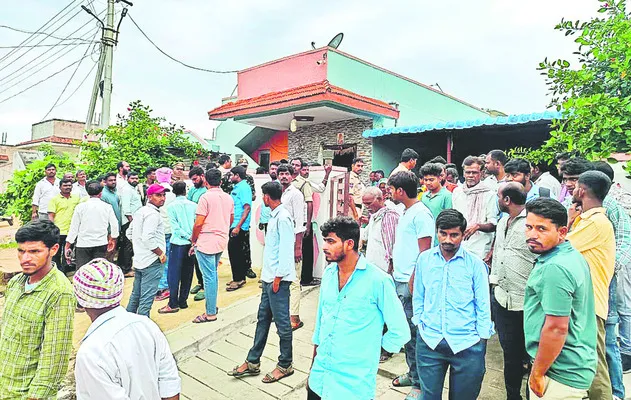 ఇల్లు ఖాళీ చేయించిన ఆర్ఐ