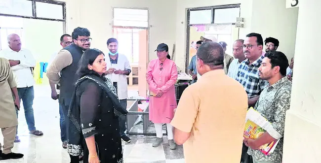 విద్యార్థులకు వైద్య పరీక్షలు చేయాలి
