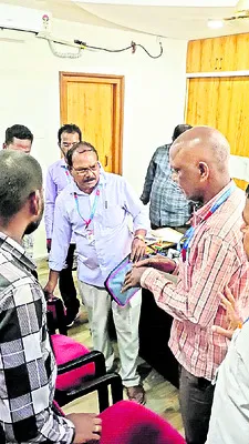 నేషనల్‌ హైవే ఆఫీస్‌  ఫర్నిచర్‌ జప్తు చేయండి