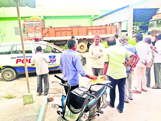 వ్యాపారి పరారీపై పోలీసుల ఆరా 