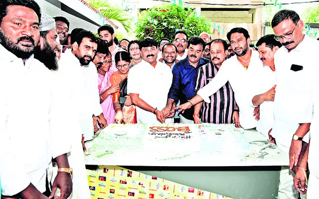 ఘనంగా రవీంద్రనాథ్రెడ్డి జన్మదిన వేడుకలు