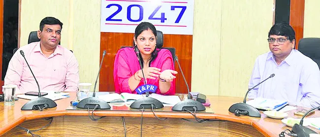 లక్ష్య సాధనలో బ్యాంకర్లు సహకరించాలి