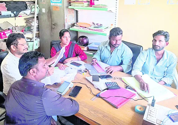 యూరియా అక్రమాలకు చెక్‌
