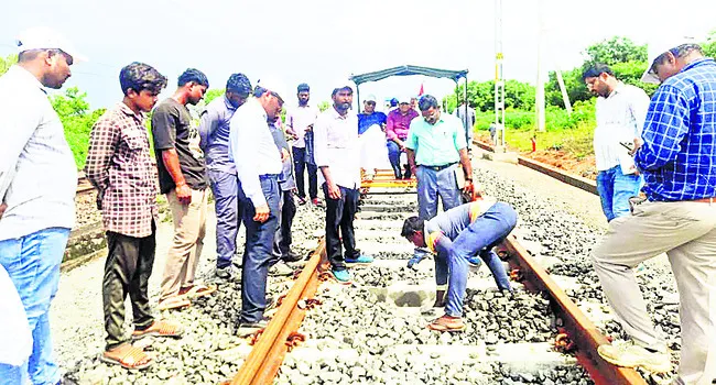 రైల్వే భద్రతపై ప్రత్యేక దృష్టి 
