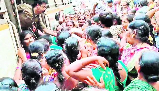 ఆర్టీసీ బస్సు వద్ద మహిళల తోపులాట