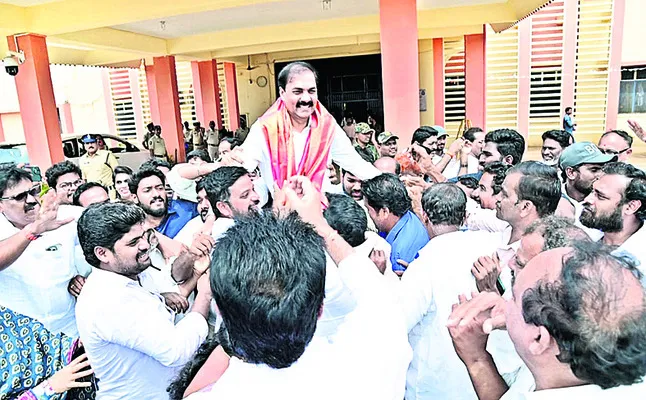 అభిమానాన్ని అడ్డుకోలేని ఆంక్షలు 
