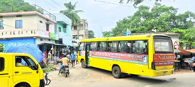 స్కూల్‌ బస్సుకు తప్పిన ప్రమాదం 