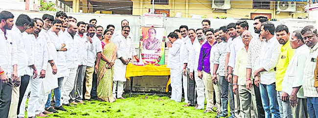 రాజీవ్‌గాంధీకి ఘన నివాళి 
