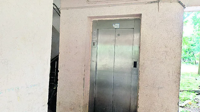 పనిచేయని లిఫ్టులు.. ఉద్యోగుల పాట్లు