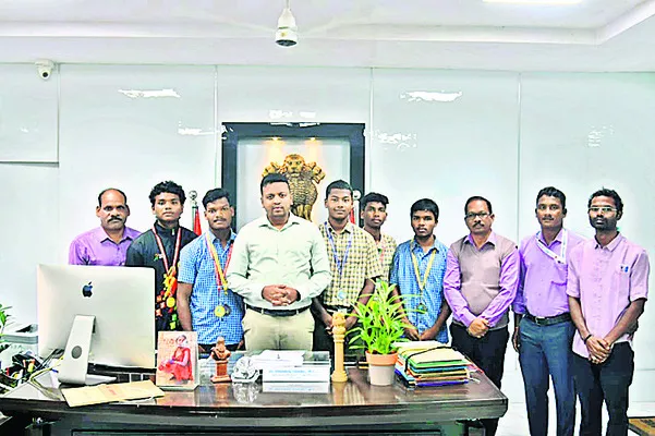 అథ్లెటిక్స్ పోటీలకు ఎంపికై న విద్యార్థులకు అభినందన