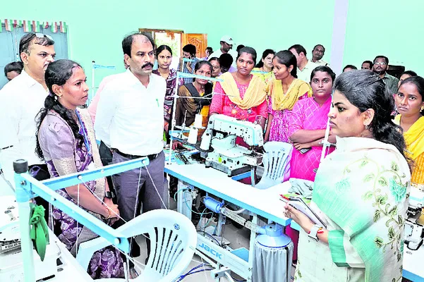 కుట్టు శిక్షణలో మెళకువలు నేర్చుకోవాలి