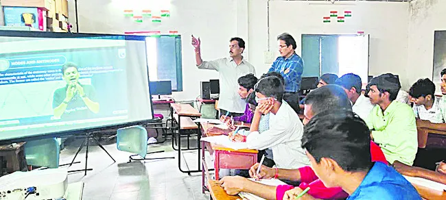 డిజిటల్ క్లాసులను సద్వినియోగం చేసుకోవాలి