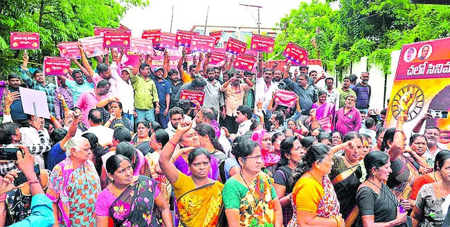 సినీ కార్మికులు రోడ్డున పడ్డారు 