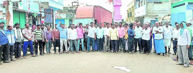 యూరియా కోసం రోడ్డెక్కిన రైతులు