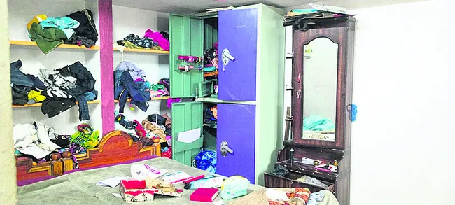 తాళం వేసిన ఇంట్లో చోరీ