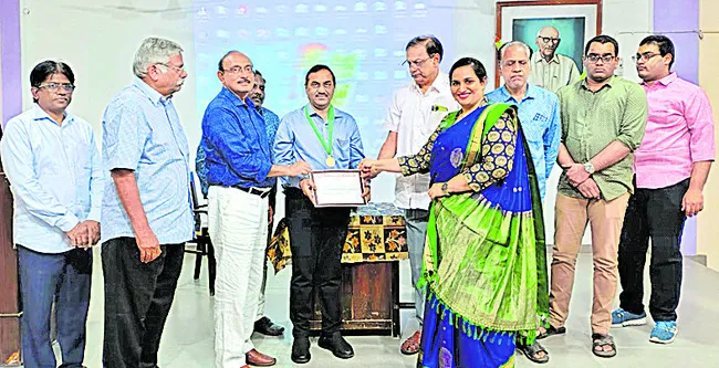 డాక్టర్‌ విశ్వేశ్వరరావుకు బంగారు పతకం 