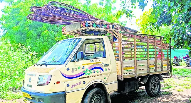 అక్రమంగా హౌసింగ్‌ స్టీల్‌ తరలింపు