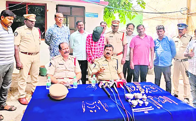 వేర్వేరు కేసుల్లో బంగారం దొంగలు అరెస్ట్‌ 