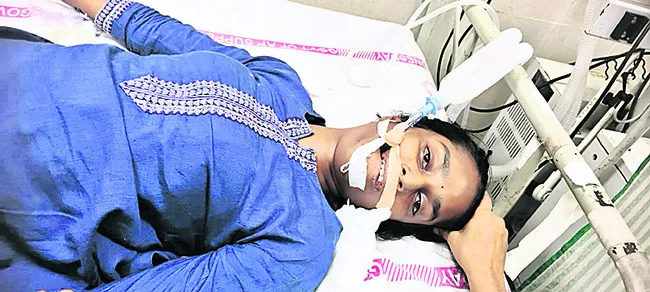 టెర్రస్‌ పైనుంచి జారిపడి విద్యార్థిని మృతి 