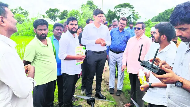 చెక్‌డ్యాం పైనుంచి వెళ్లొద్దు