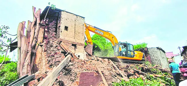 పురాతన భవనం కూల్చివేత