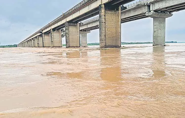 భద్రాచలం వద్ద రెండో ప్రమాద హెచ్చరిక