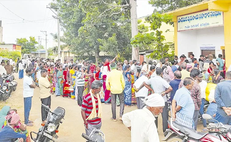 అవే క్యూలు.. అవే కష్టాలు