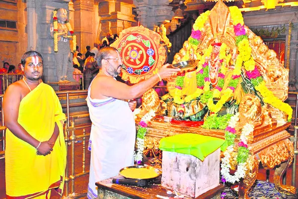 యాదగిరీశుడికి సువర్ణ పుష్పార్చన