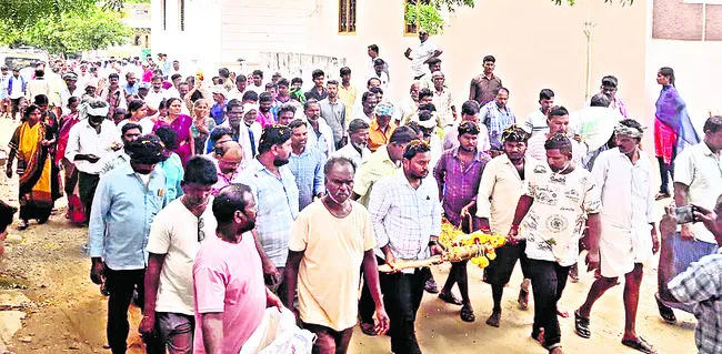 చిన్నారులకు కన్నీటి వీడ్కోలు
