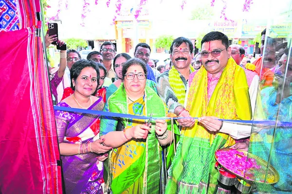 వచ్చే నెలలో చేనేత రుణమాఫీ